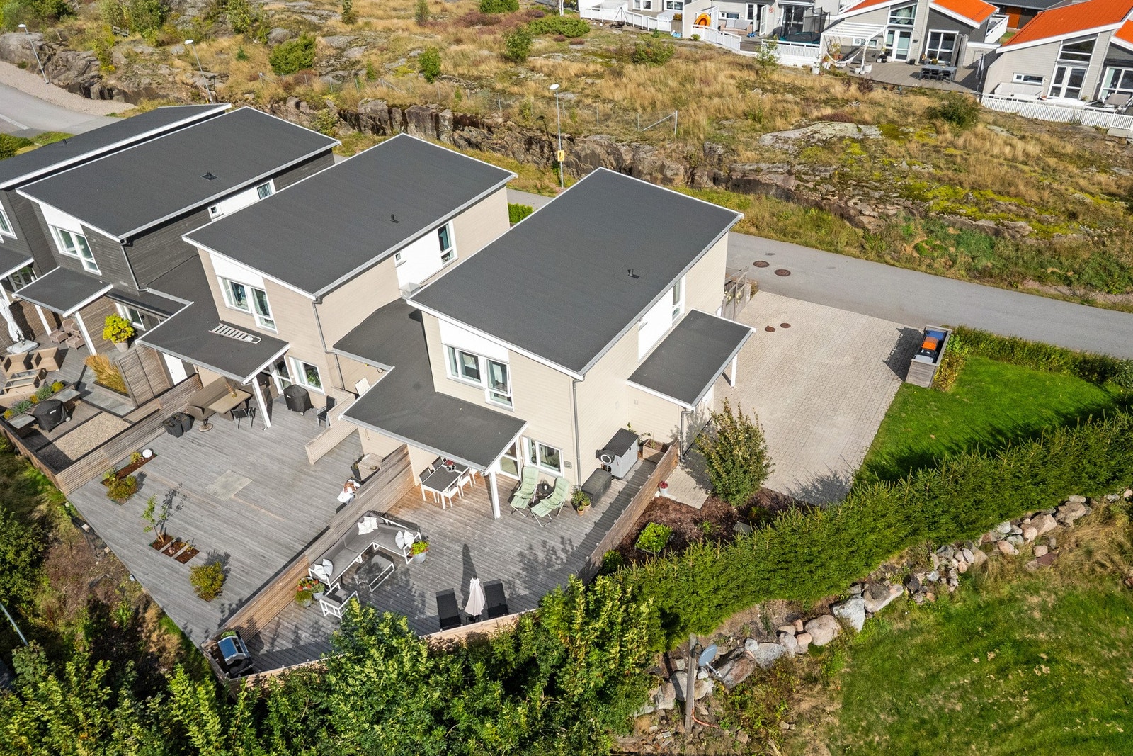 Berganåsen 42 er en pen, moderne og innholdsrik enebolig fra 2017, beliggende i barnevennlige, solrike og meget attraktive omgivelser. Galleribilde