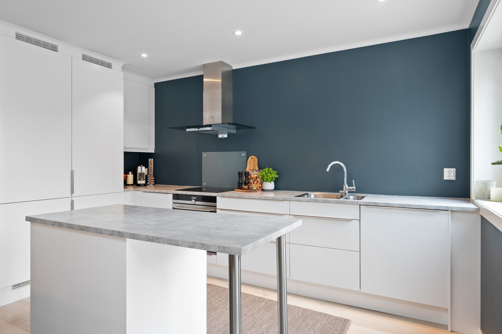 Det er rikelig med oppbevaringsplass, arbeidsflater, oppvaskkum og integrerte hvitevarer, inkludert kjøl/frys, oppvaskmaskin, stekeovn og induksjonstopp. Galleribilde