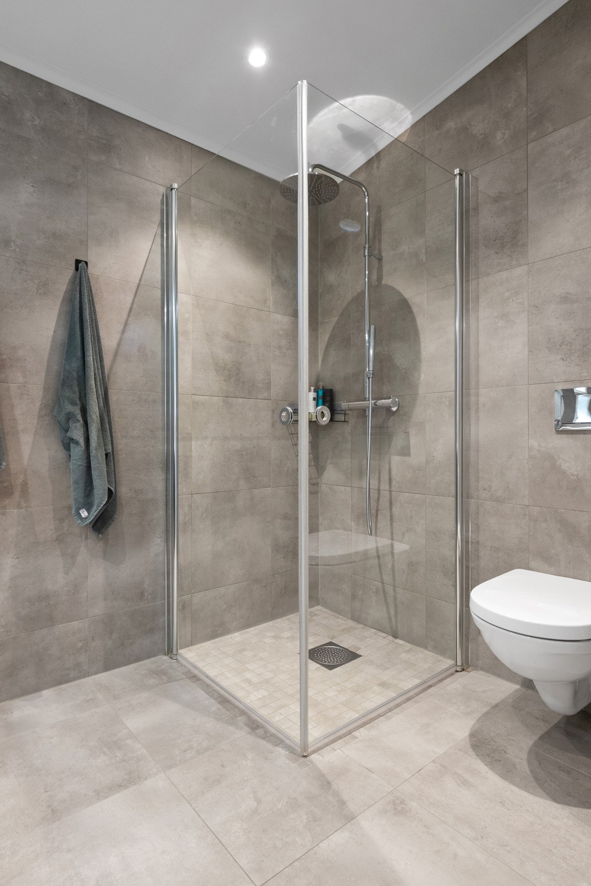 Toalettet er vegghengt, gulvet har varme og himlingen har downlights. Galleribilde