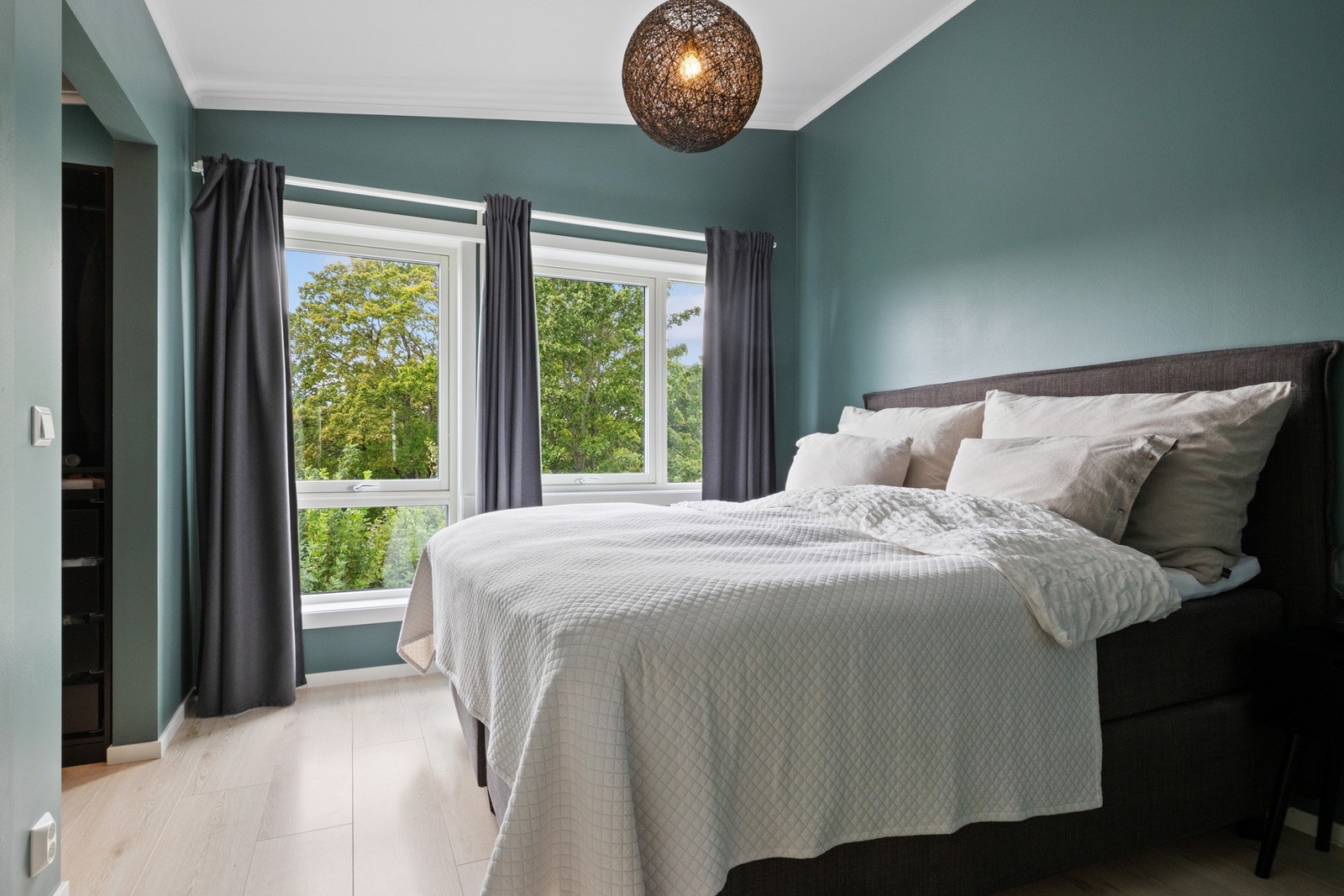 Boligen har tre soverom i andre etasje, malt i ulike farger. Galleribilde