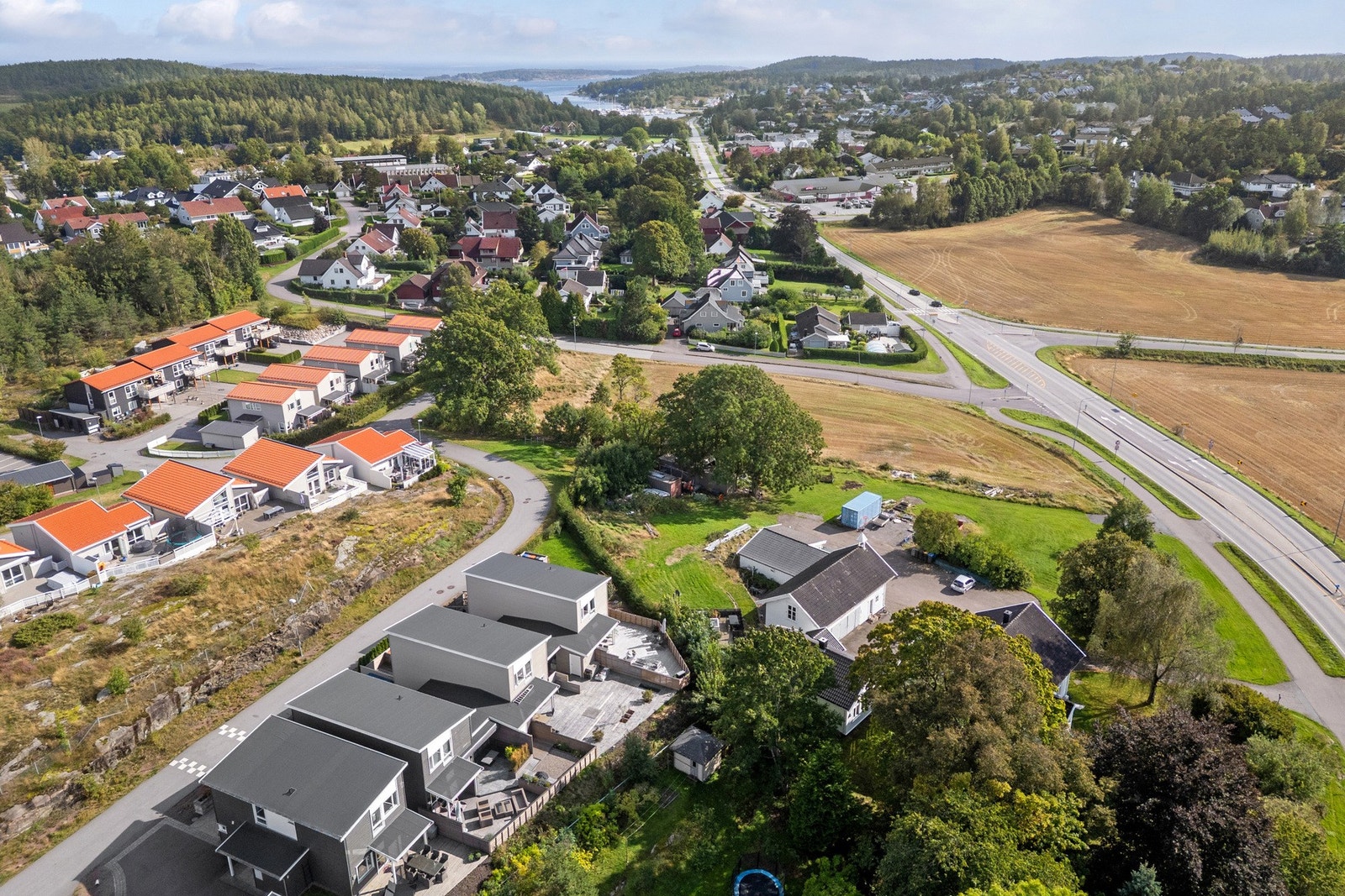 På Hårkollen er det idrettshall, primært benyttet til håndball. Det er ellers kort vei til Nesskogen idrettspark med friidrettsbane, en fotballbane med kunstgress, tre fotballbaner med naturgress, en fotballbane med grusdekke, tre tennisbaner og en basket Galleribilde