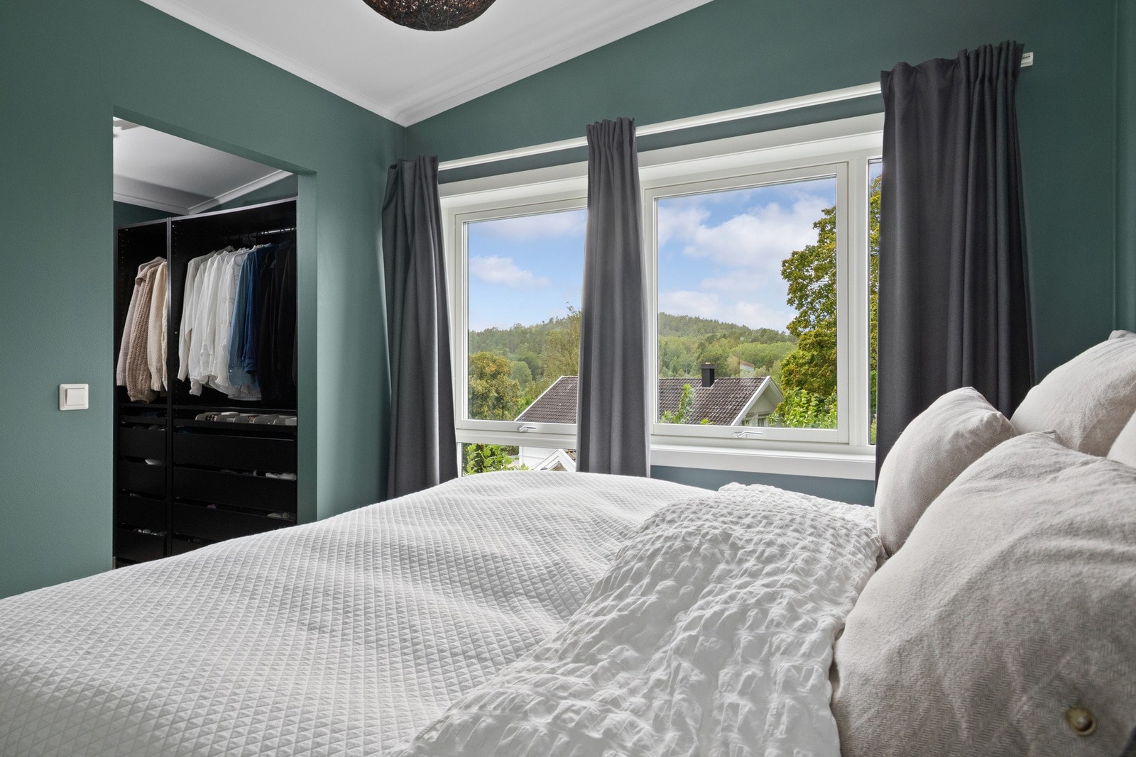 Hovedsoverommet har ekstra størrelse og takhøyde, store vinduer og eget walk-in closet med garderobestammer, skuffer, hyller og kleshengere. Galleribilde