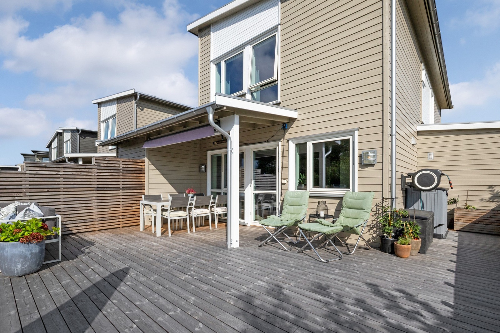 Boligen byr på to terrasser på til sammen ca. 75 kvm - én mot øst og én mot vest. Galleribilde