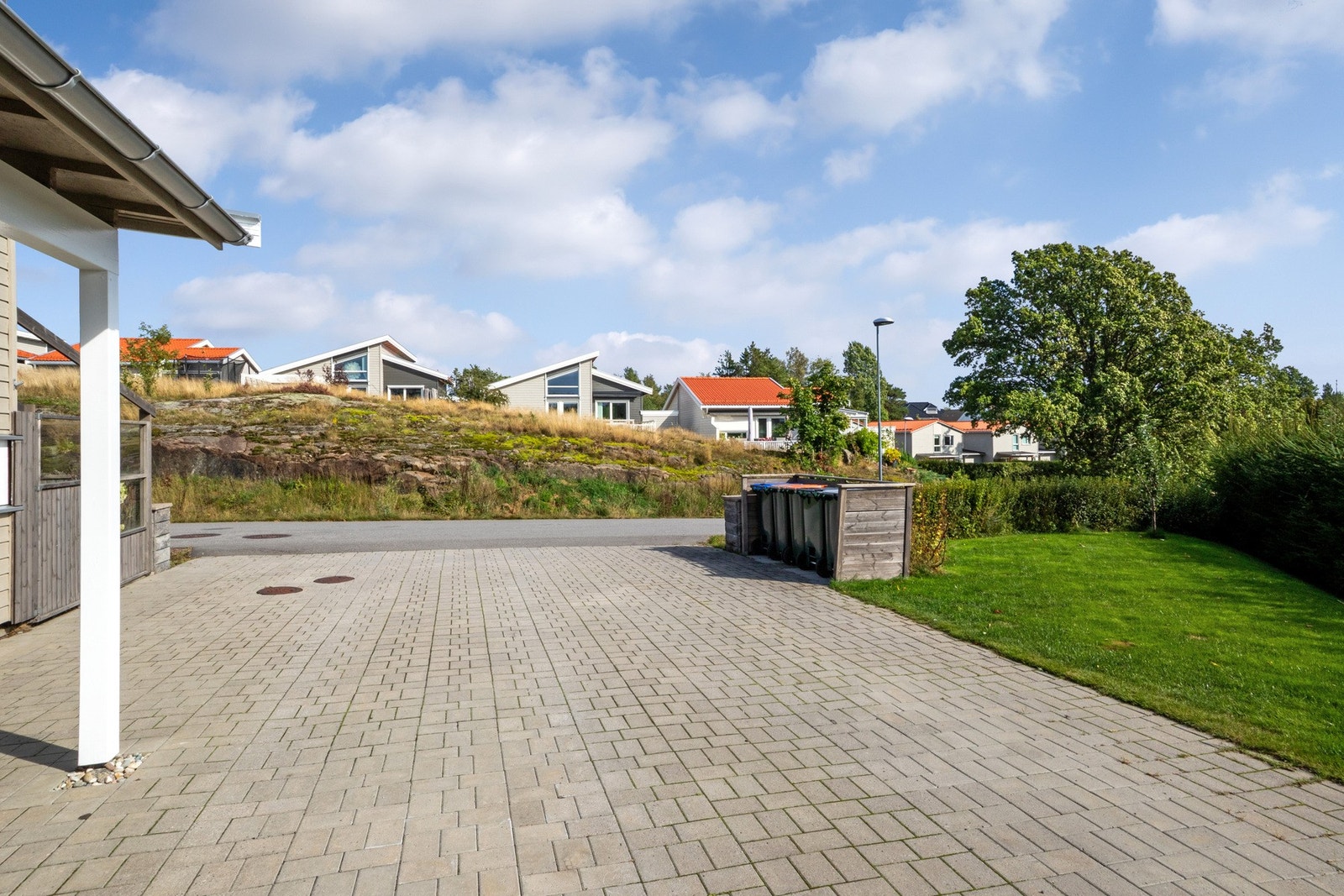 Eiendommen er ellers opparbeidet med plenareal og en stor, steinlagt gårdsplass. Galleribilde