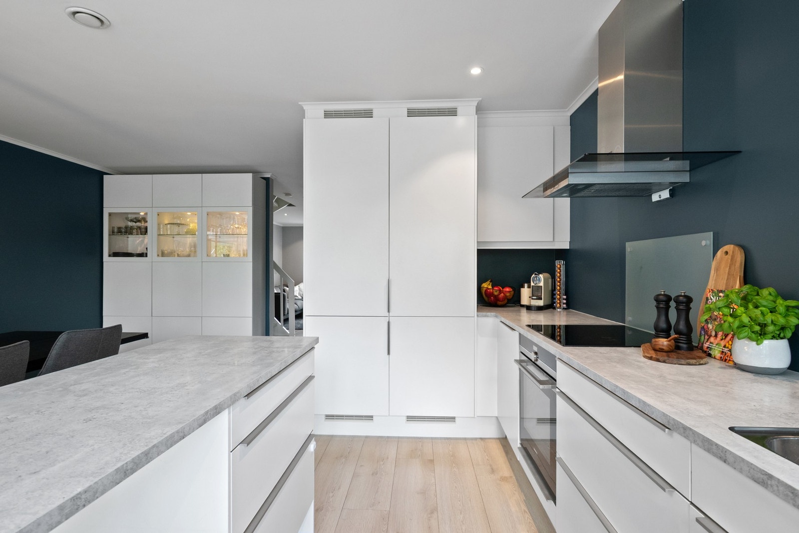 Veggen bak kokeområdet har glassplate, ventilator og komfyrvakt. Galleribilde