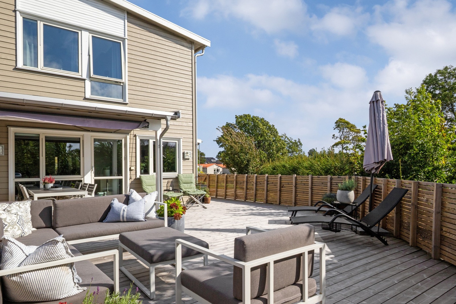 En av sonene har i tillegg takoverbygg med markise og terrassevarmer, noe som forlenger utesesongen og gir komfort også på kjøligere kvelder. Galleribilde