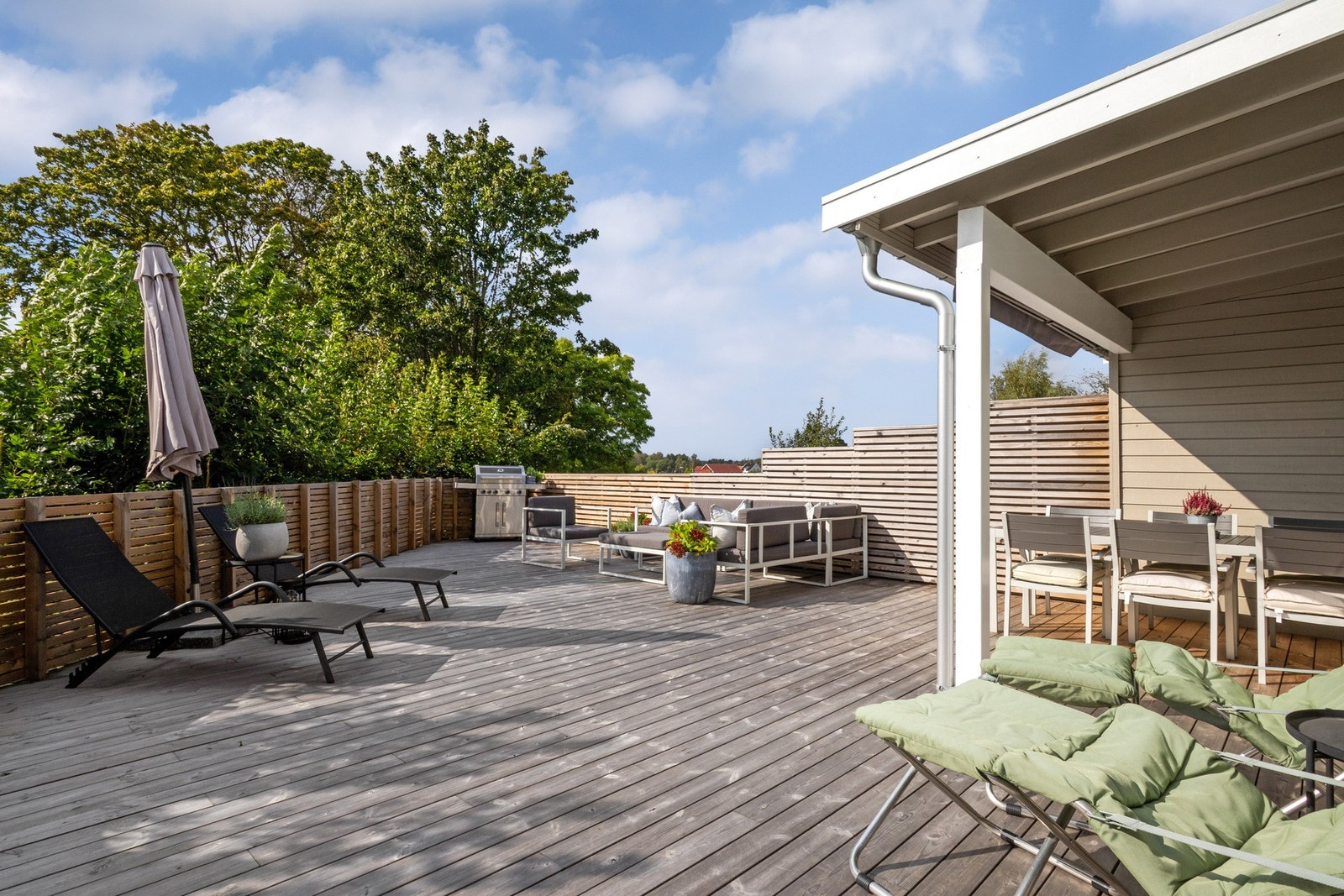 Eiendommen har et gjennomtenkt uteområde hvor tomtens 404 kvm er utnyttet til det fulle. Galleribilde