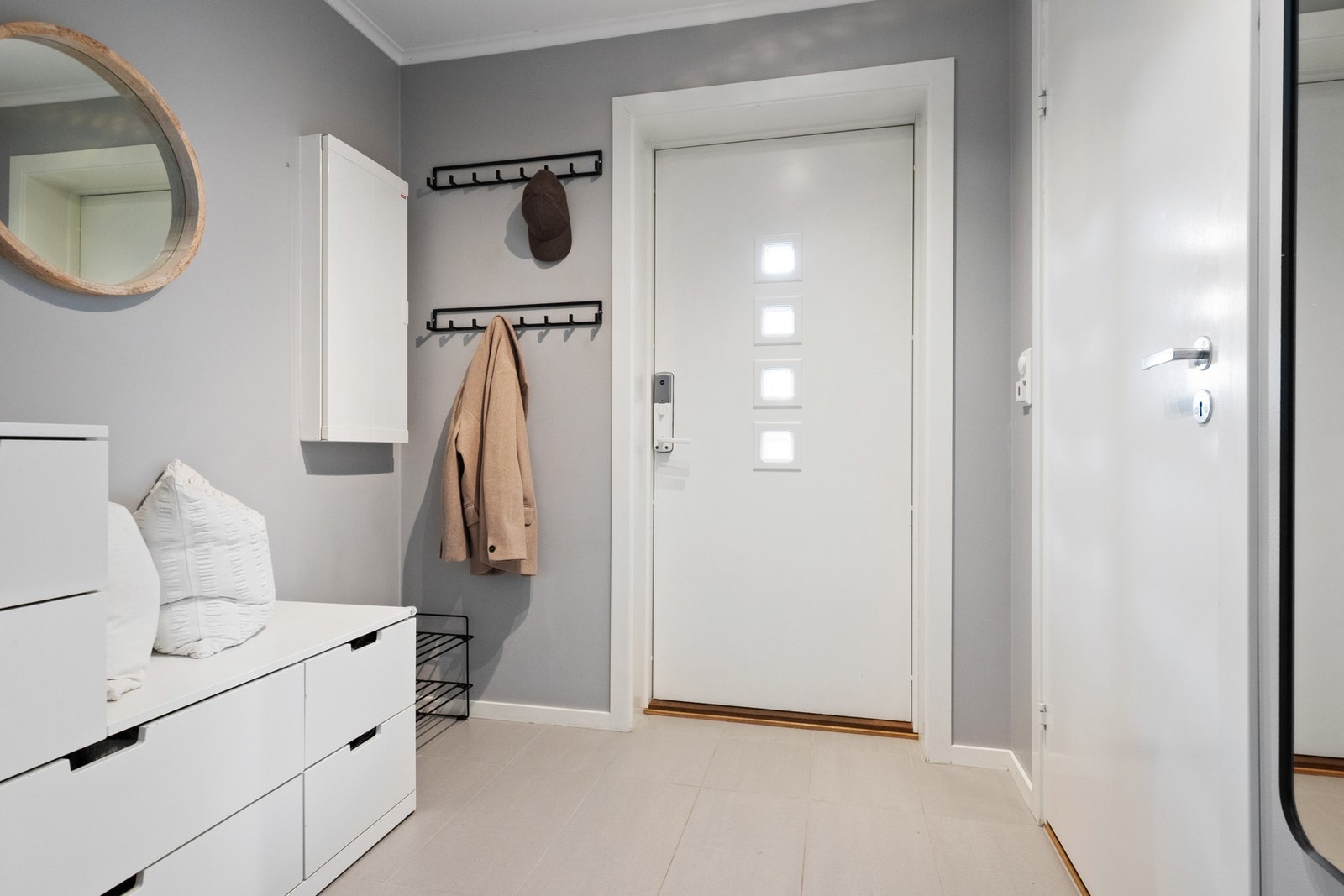 Entreen har god størrelse, funksjonelle materialvalg og pen utførelse. Galleribilde