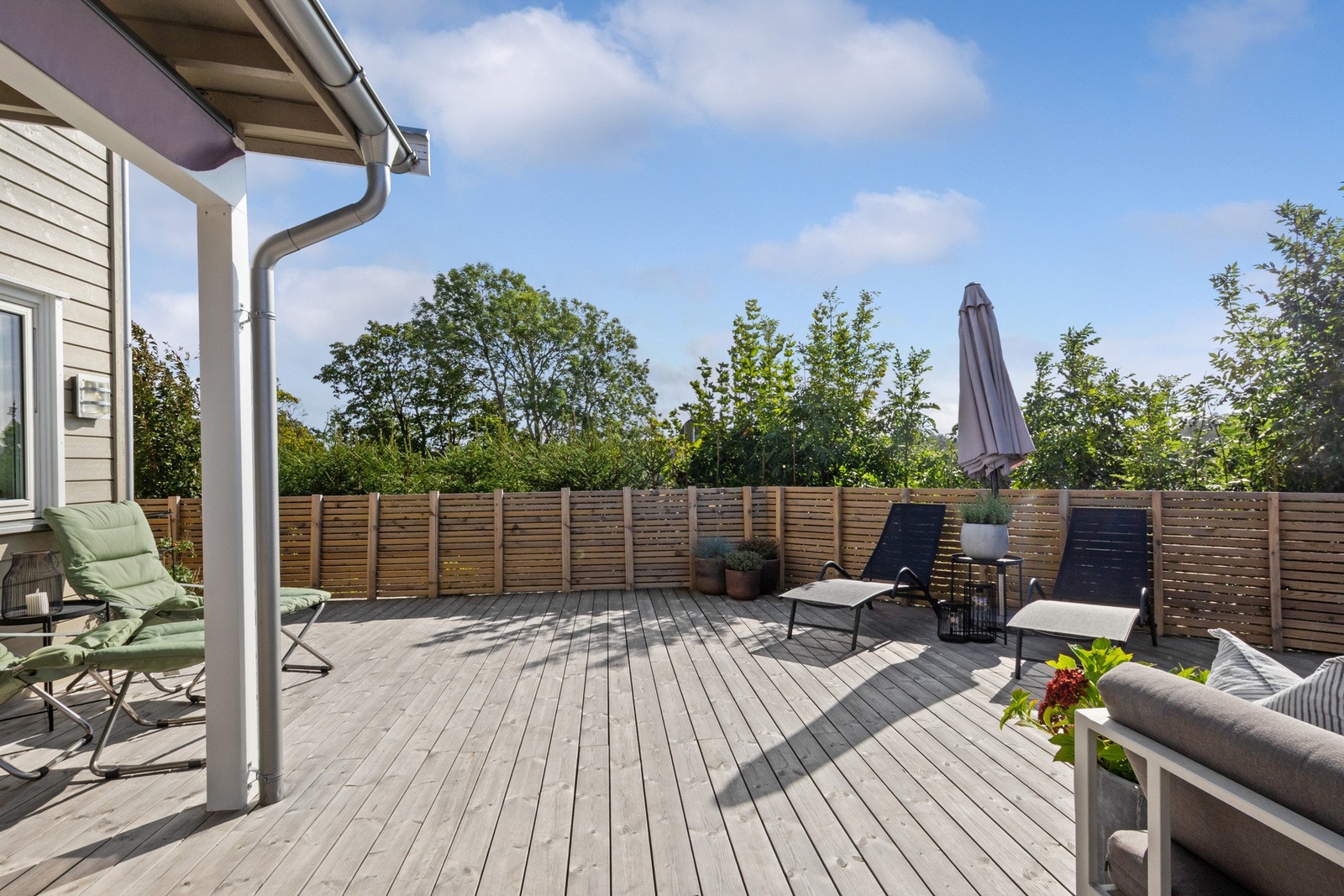 Den generøse størrelsen gjør det enkelt å innrede med spisebord, loungemøbler og solsenger. Galleribilde