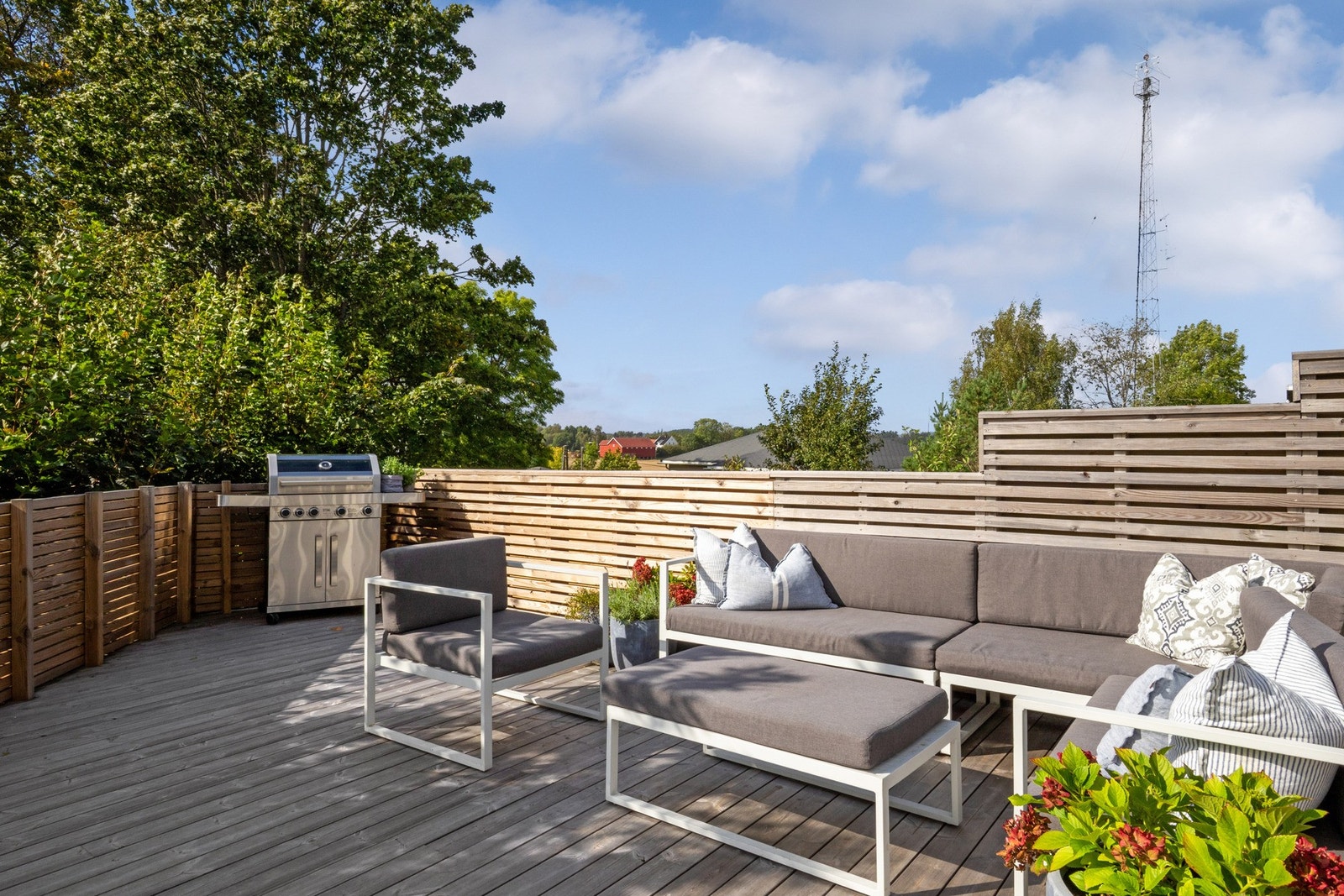 Usjenerte soner kombineres med gode solforhold og utsikt mot både skog, villabebyggelse og vakre solnedganger over jordene. Galleribilde