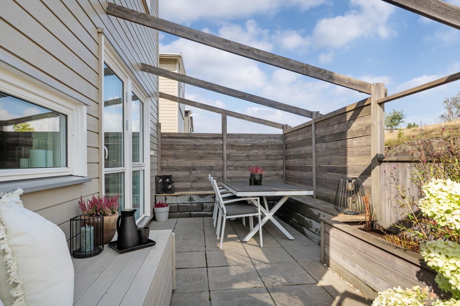 Terrassen mot øst er ideell for rolige frokoster i morgensolen. Galleribilde