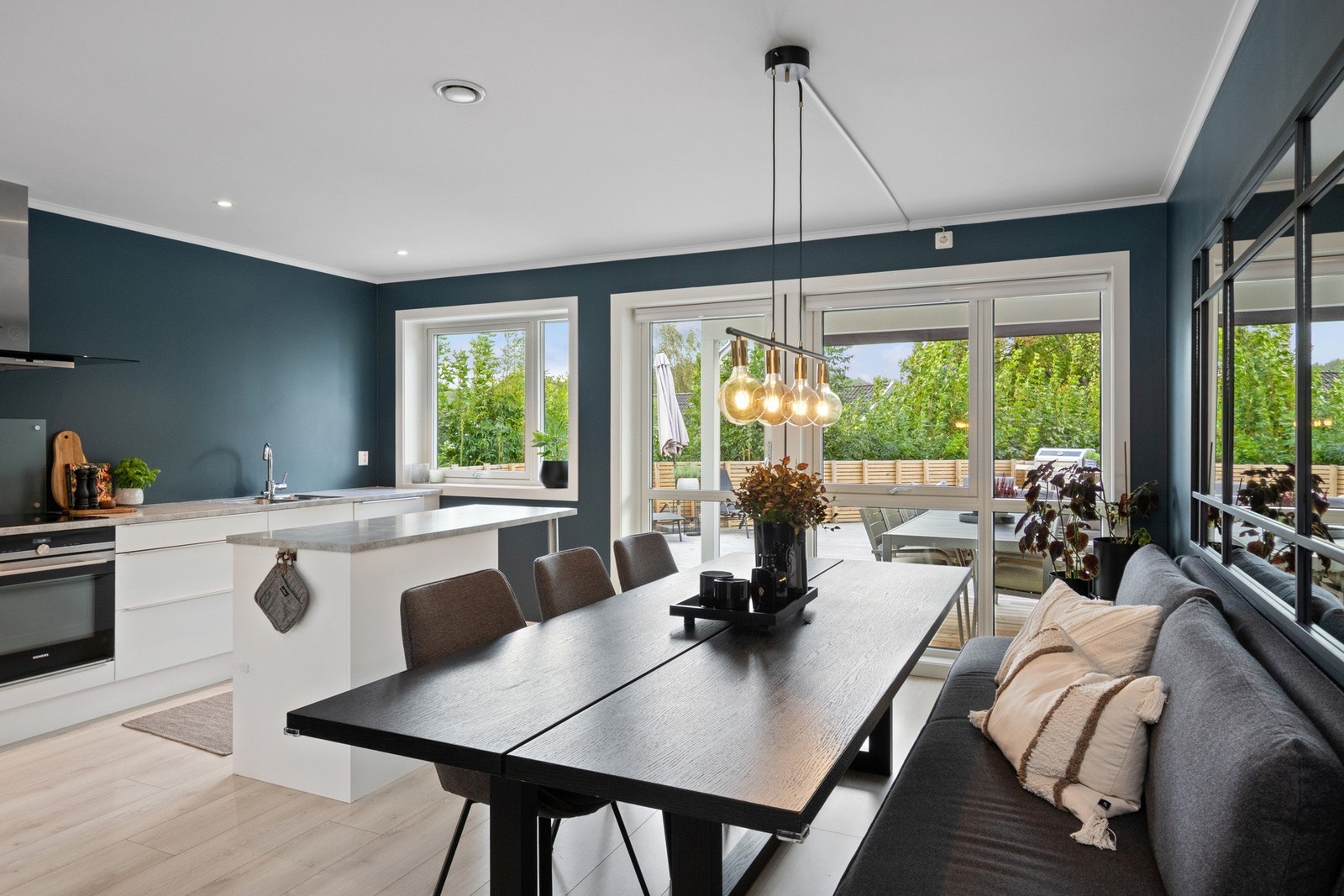 Kjøkken og spisestue ligger i åpen løsning og utgjør et sosialt allrom. Galleribilde