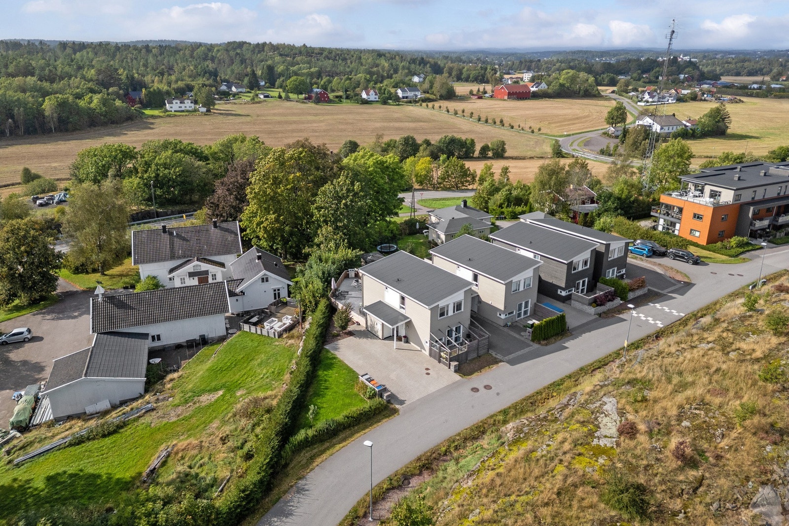 Det er nærhet til skoler, flere barnehager, samt et rikt utvalg av fasiliteter og servicetilbud. Galleribilde