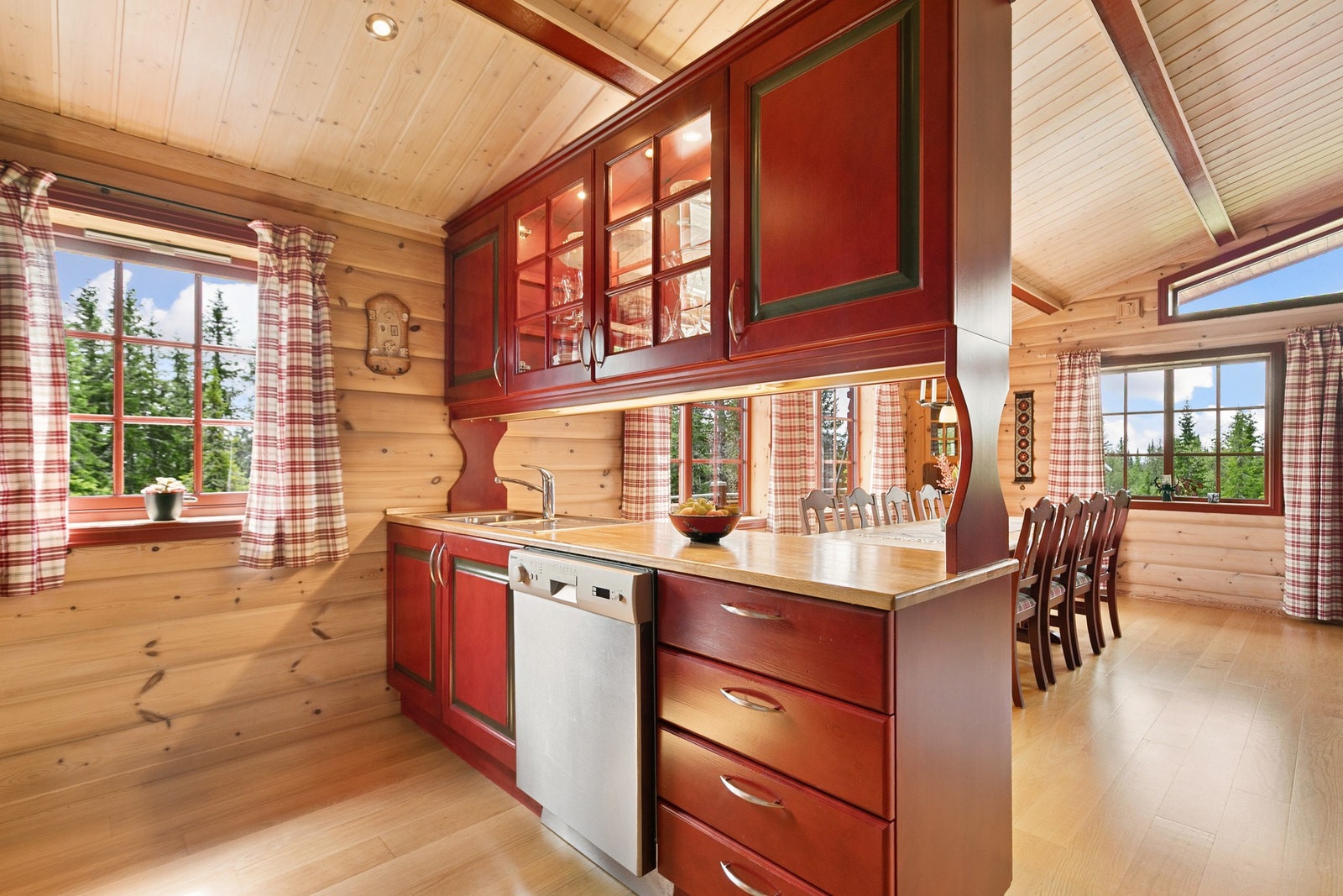 Innredningen er utstyrt med integrert stekeovn og platetopp. Avsatt plass til oppvaskmaskin og kjøleskap. Galleribilde