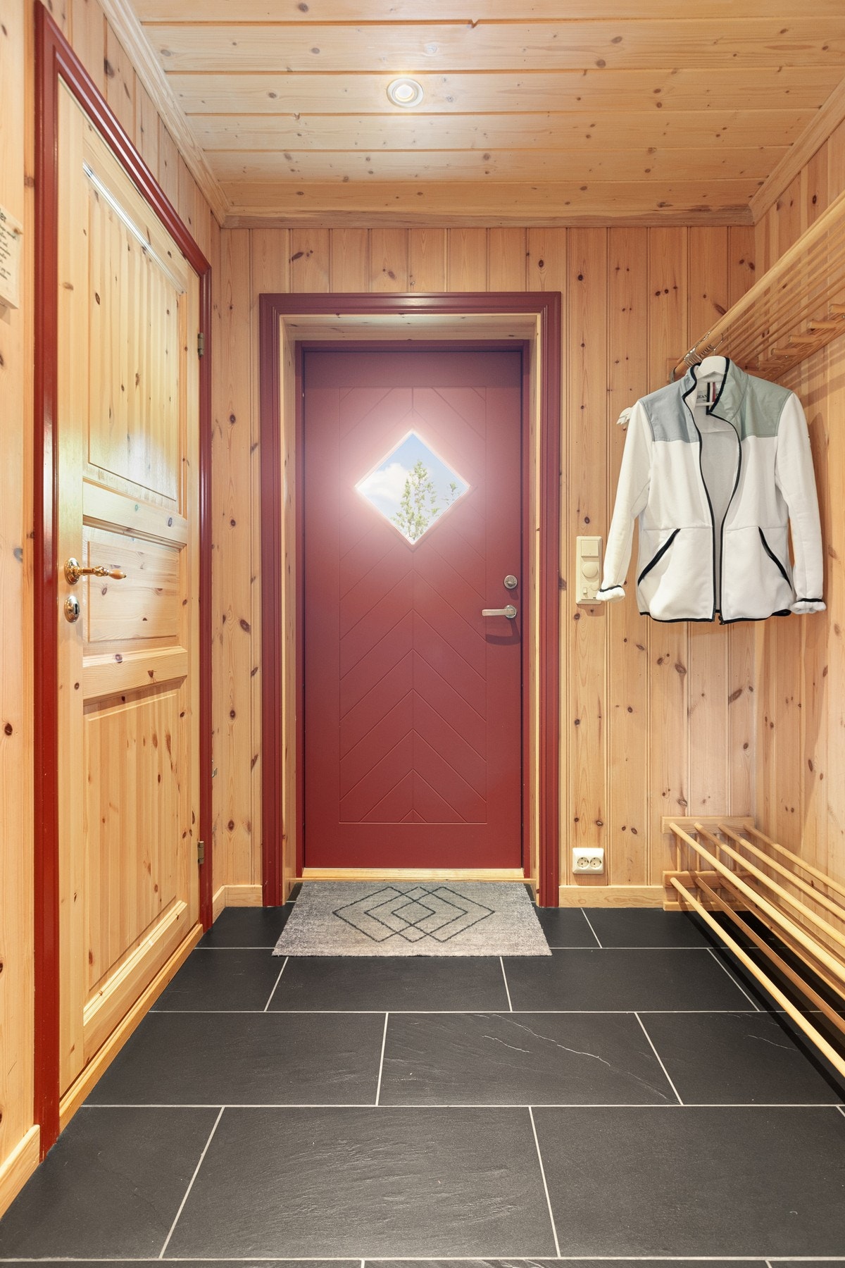 Entré med flislagt gulv som har elektriske varmekabler. Galleribilde