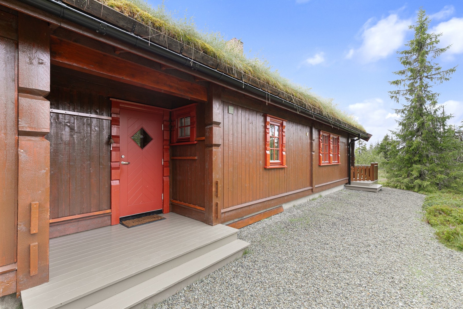 Delvis overbygd inngangsparti med enkel adkomst til sportsbod. Galleribilde