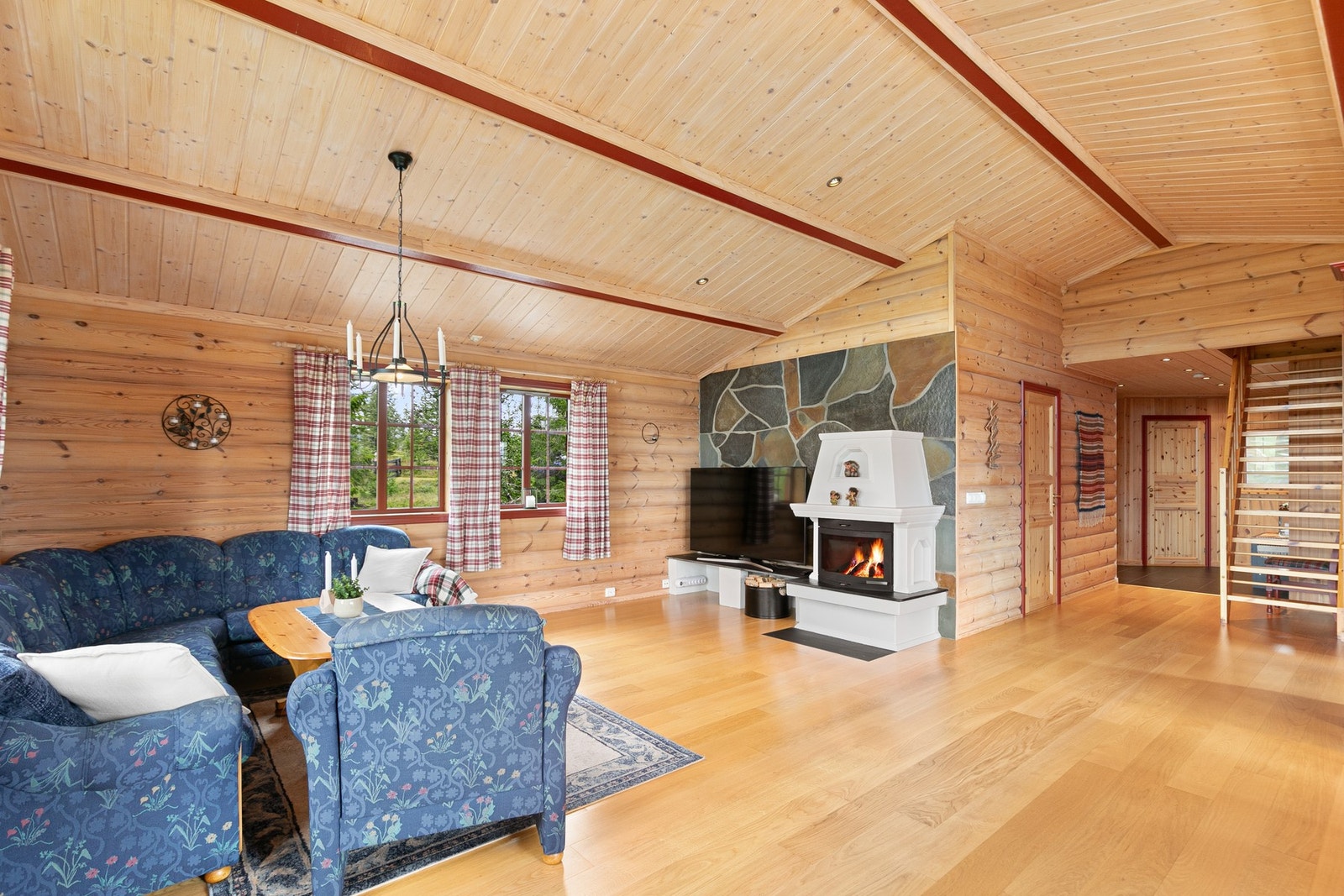 Store vindusflater, gavlvinduer og god takhøyde gjør rommet ekstra lyst og hyggelig. Galleribilde