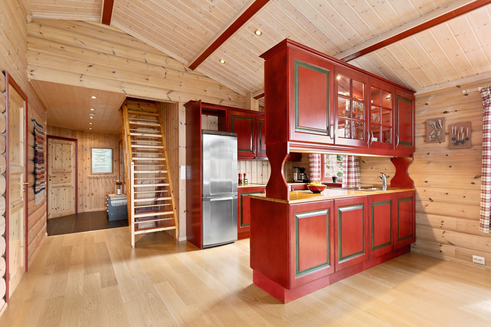 Kjøkkenet har en koselig innredning med profilerte fronter og benkeplater av heltre. Galleribilde