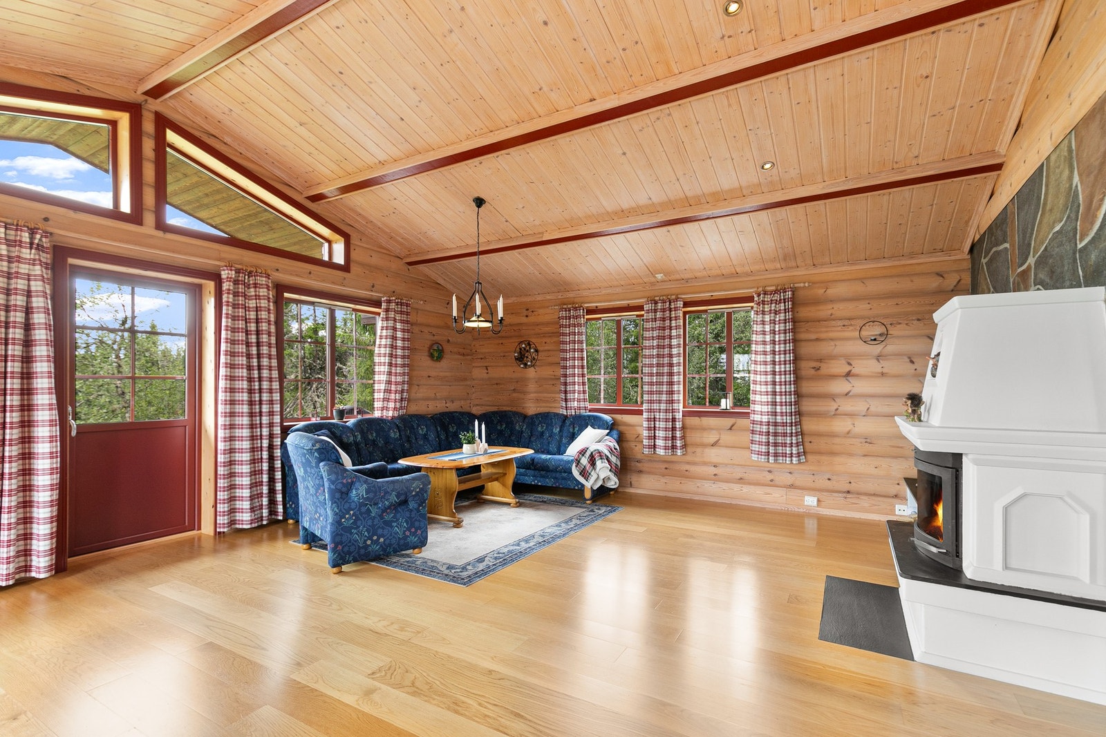 Hjertet i hytta er den åpne og luftige stue- og kjøkkenløsningen. Galleribilde