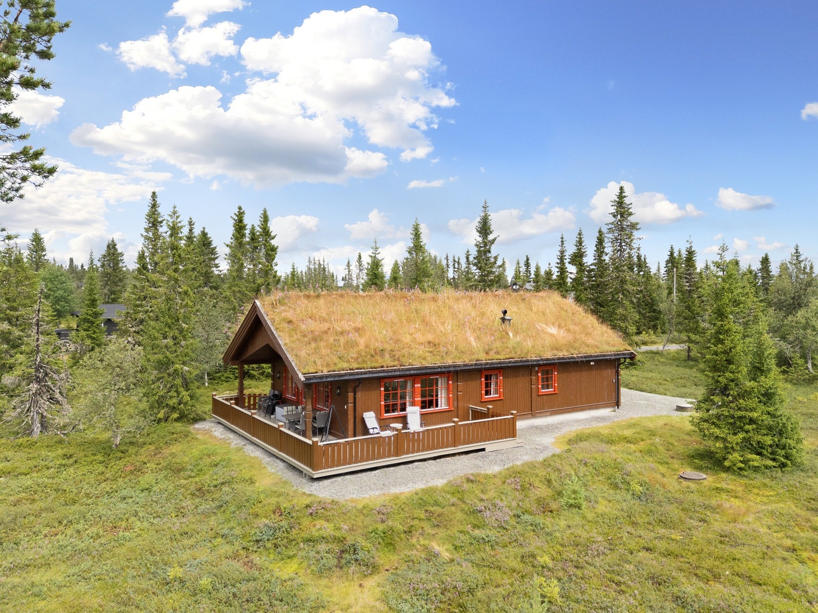 Hytta har solrike uteplasser. Galleribilde