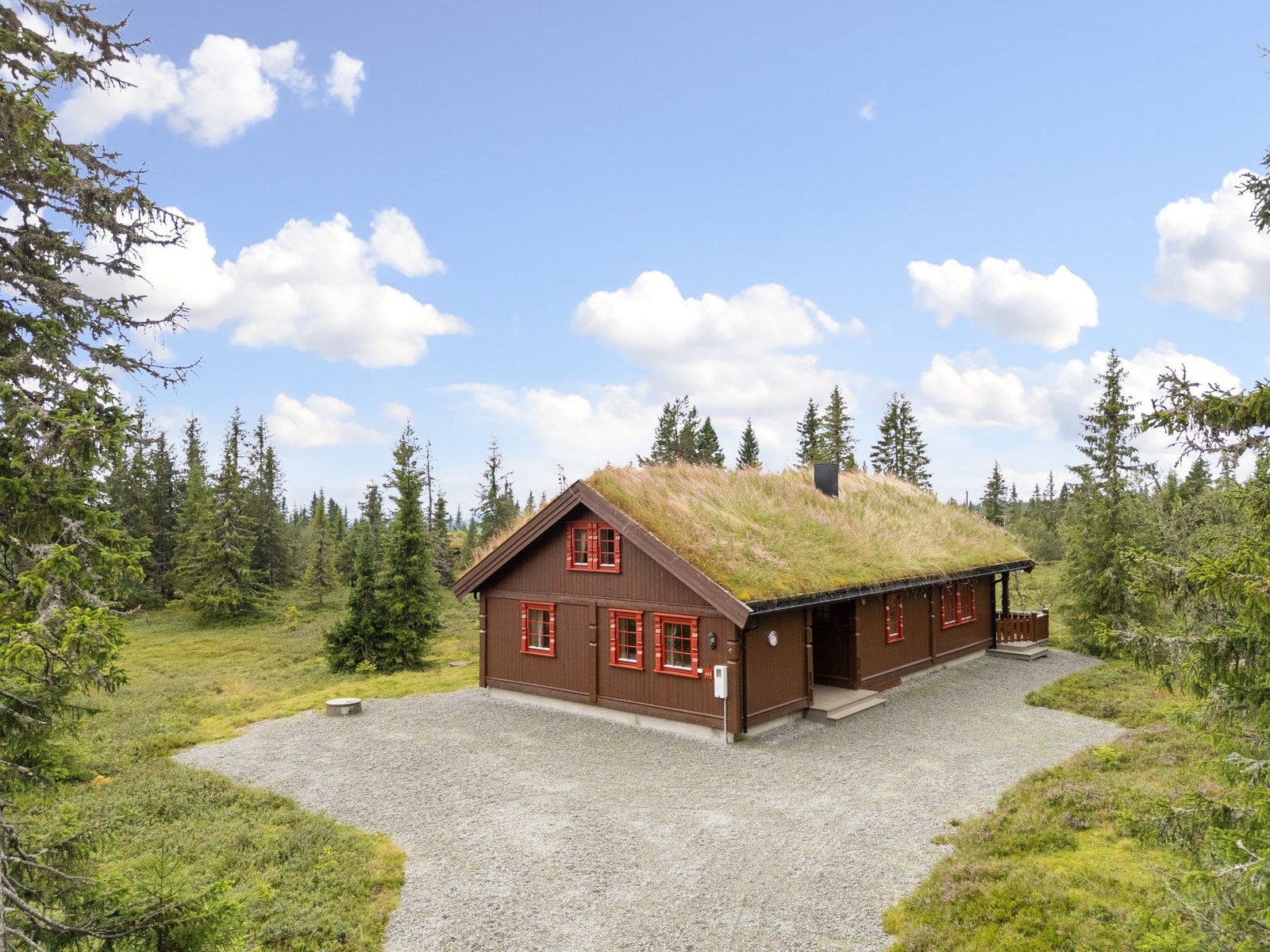 Det er godt med parkeringsplass på eiendommen. Galleribilde