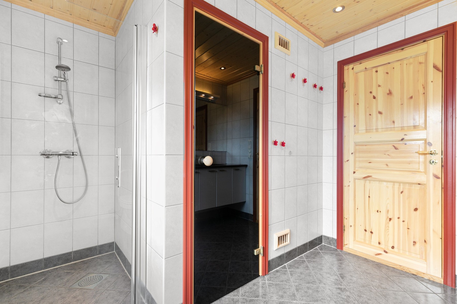 Det er elektrisk gulvvarme på badet. Galleribilde