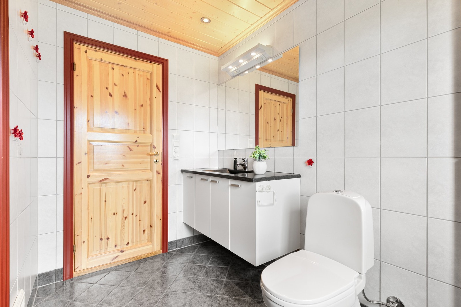 Rommet har baderomsinnredning, dusjnisje og gulvmontert toalett. Galleribilde