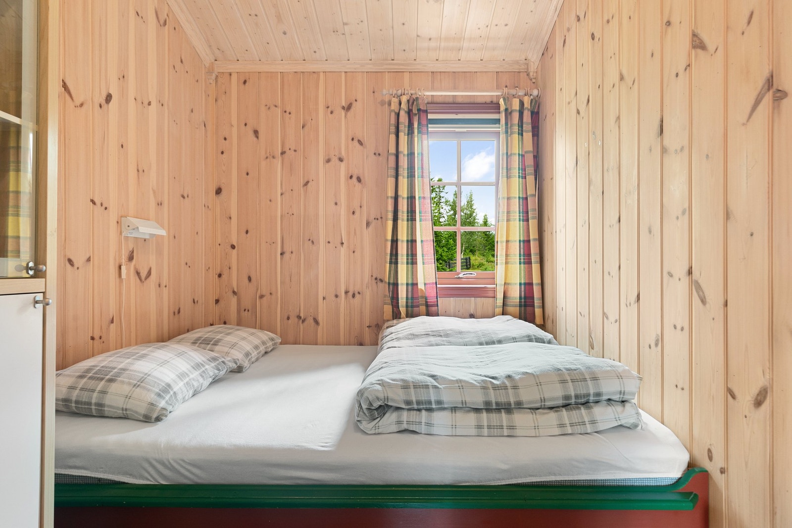 Hytta har tre soverom med totalt ni sengeplasser. Her fra soverom nr. 1. Galleribilde