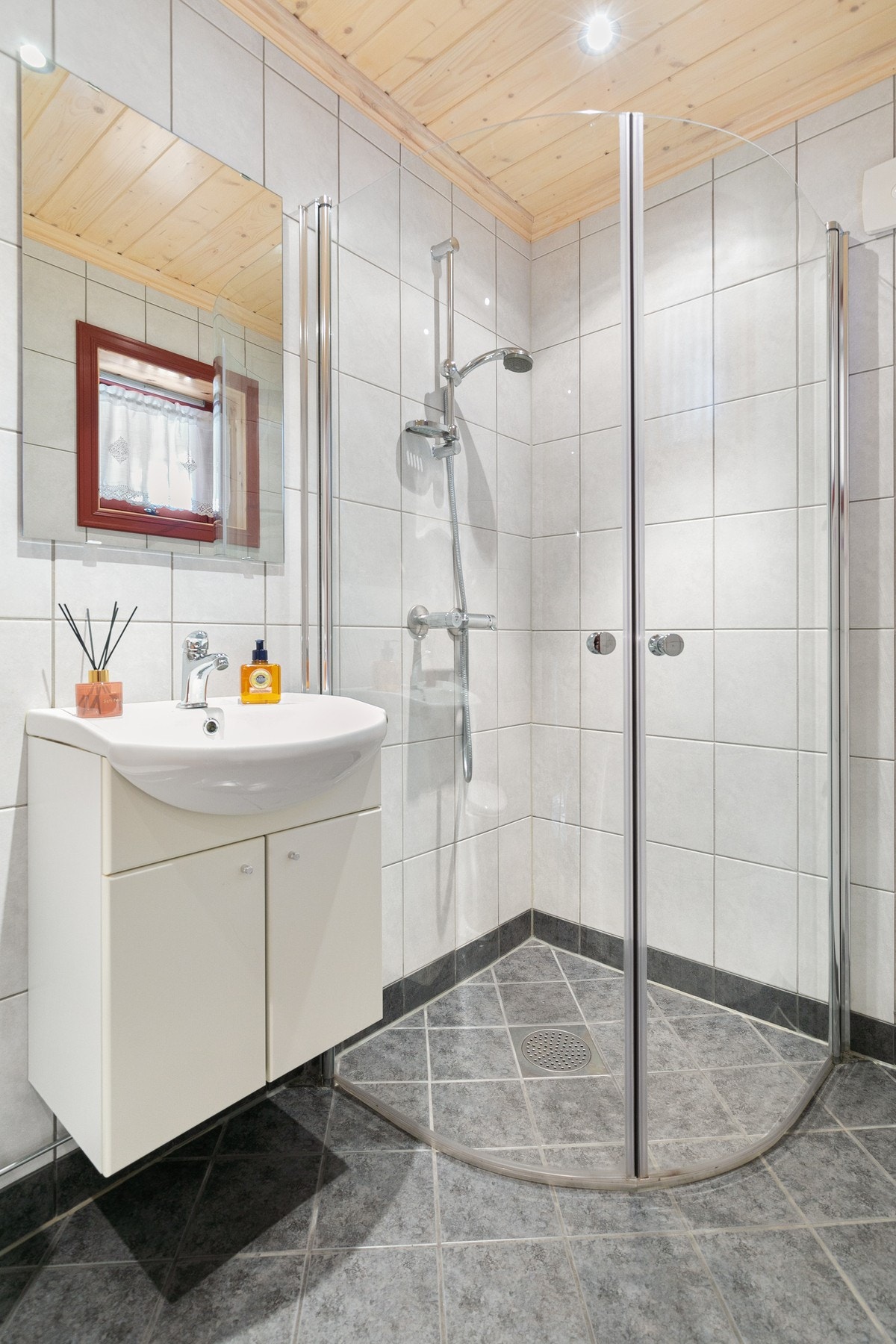 Det er elektrisk gulvvarme på badet. Galleribilde