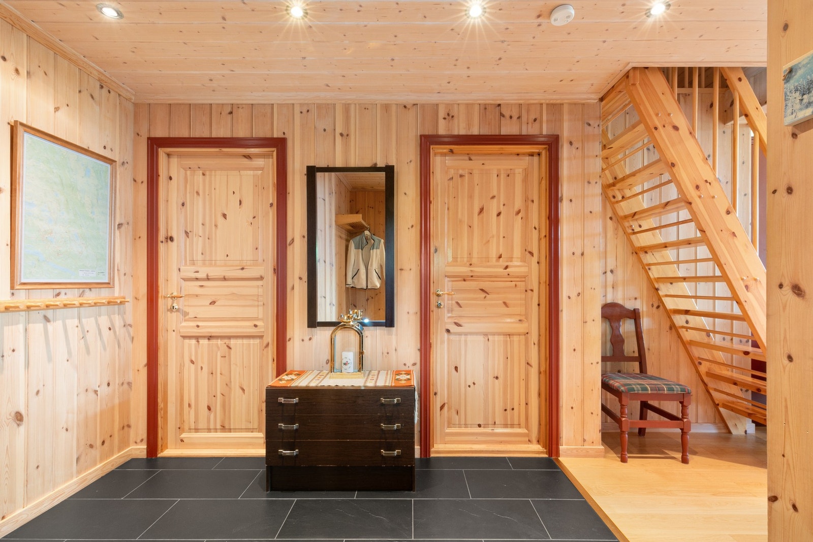 Fra gangen er det adkomst til hyttas 2 bad, 2 soverom og den åpne stue- og kjøkkenløsningen. Galleribilde