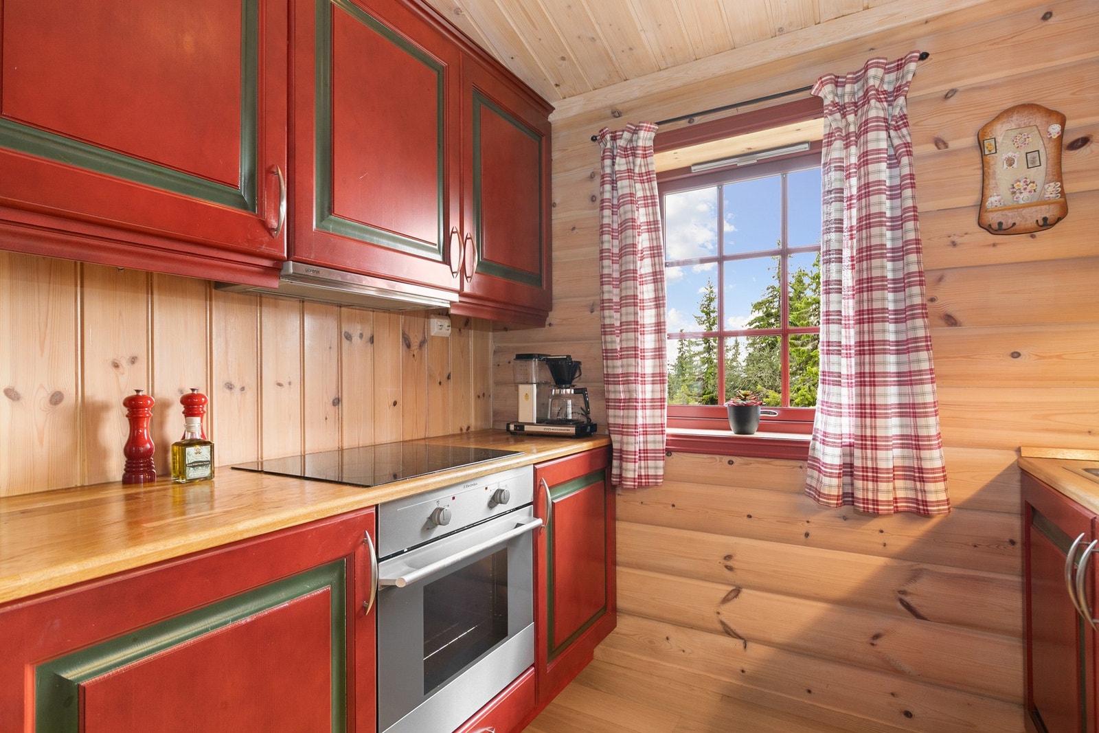 Hvitevarene på kjøkkenet medfølger hytta. Galleribilde