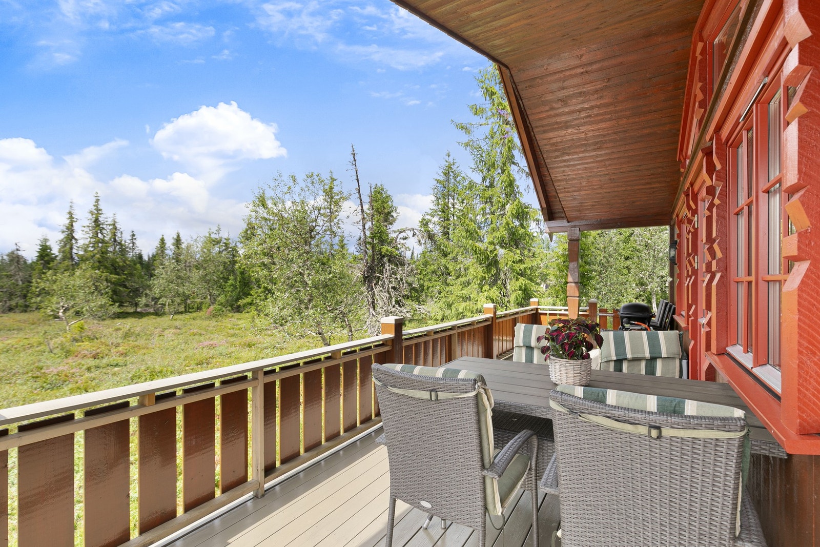 Deler av uteplassen er overbygd. Galleribilde