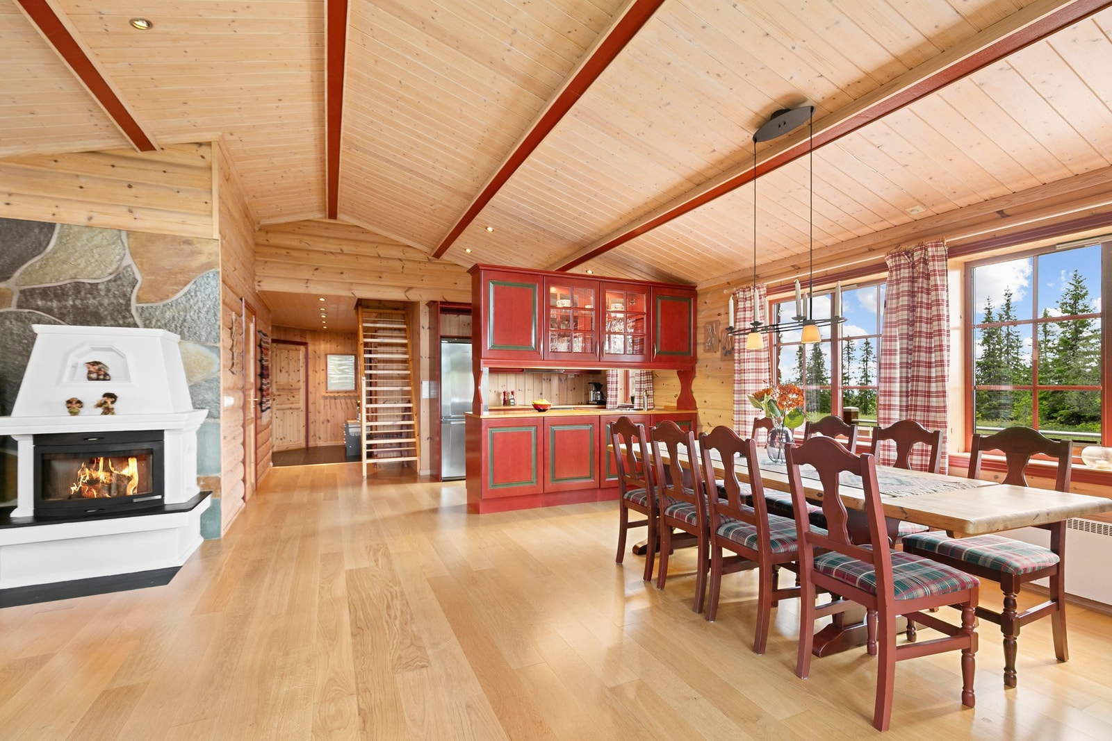 Peisovnen gir både varme og hygge på kalde kvelder, og skaper en lun atmosfære. Galleribilde