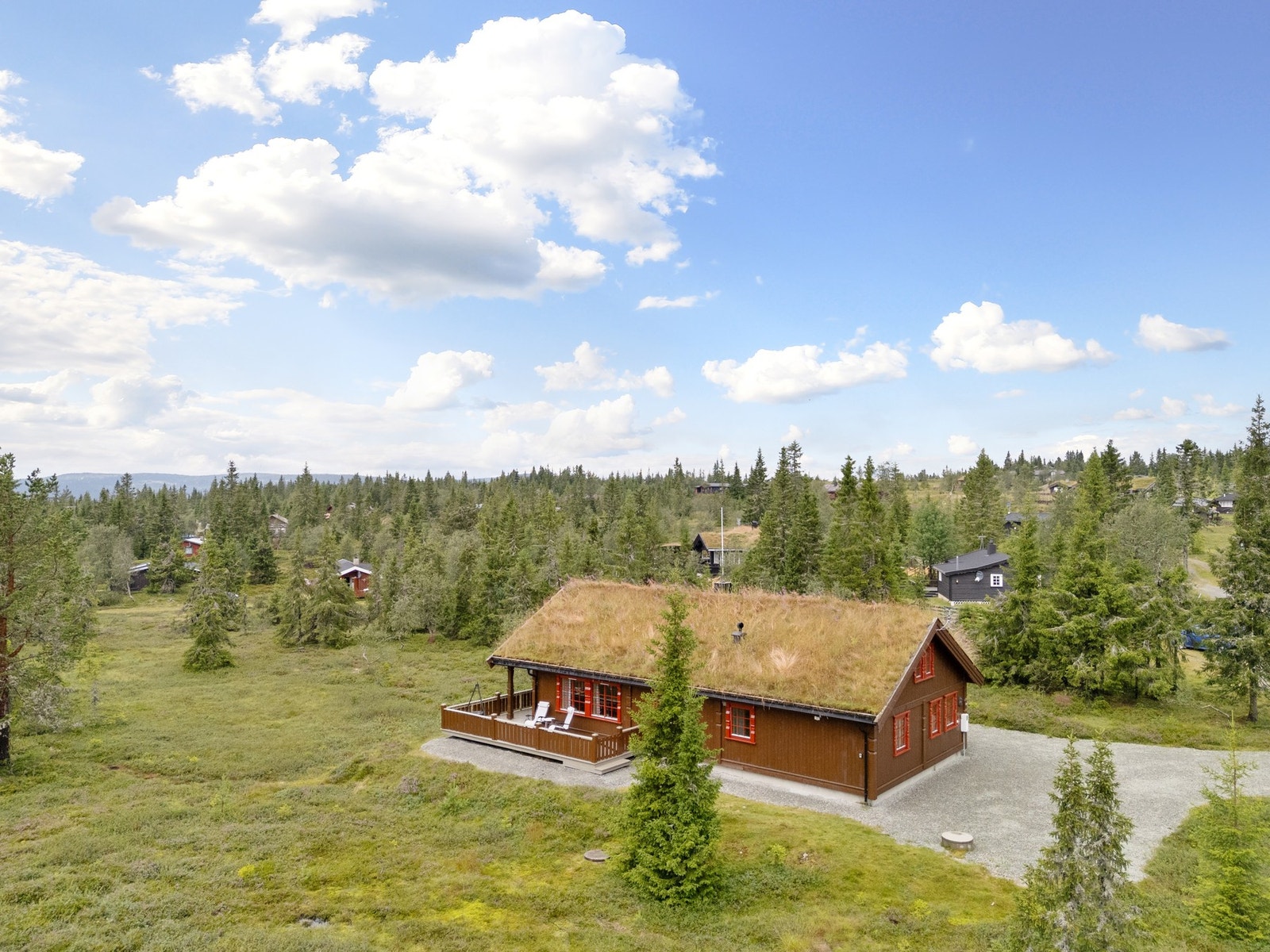 Hytta har en fin beliggenhet, med flotte omgivelser og turmuligheter rett utenfor døren. Galleribilde