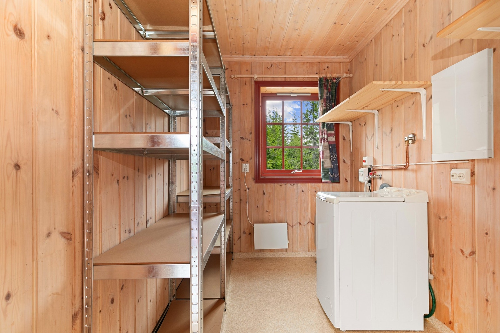 Sportsbod med god lagringsplass og opplegg til vaskemaskin. Galleribilde