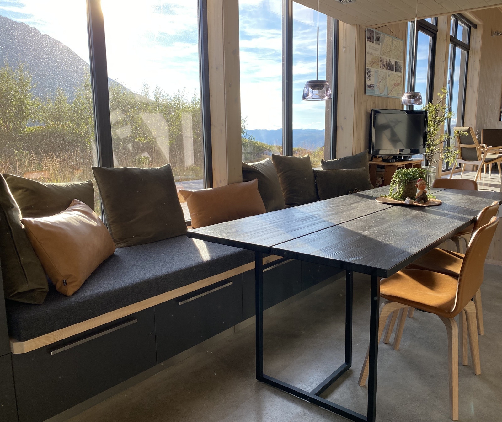 Nyter en rolig time rundt bordet Galleribilde