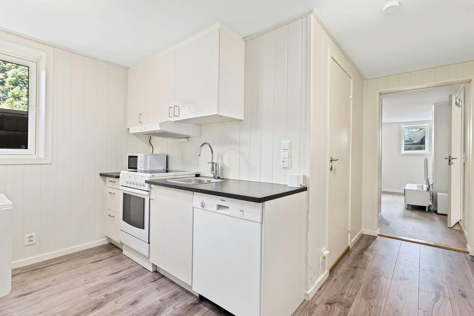 Leiligheten har et pent kjøkken utstyrt med alle hvitevarer. Galleribilde