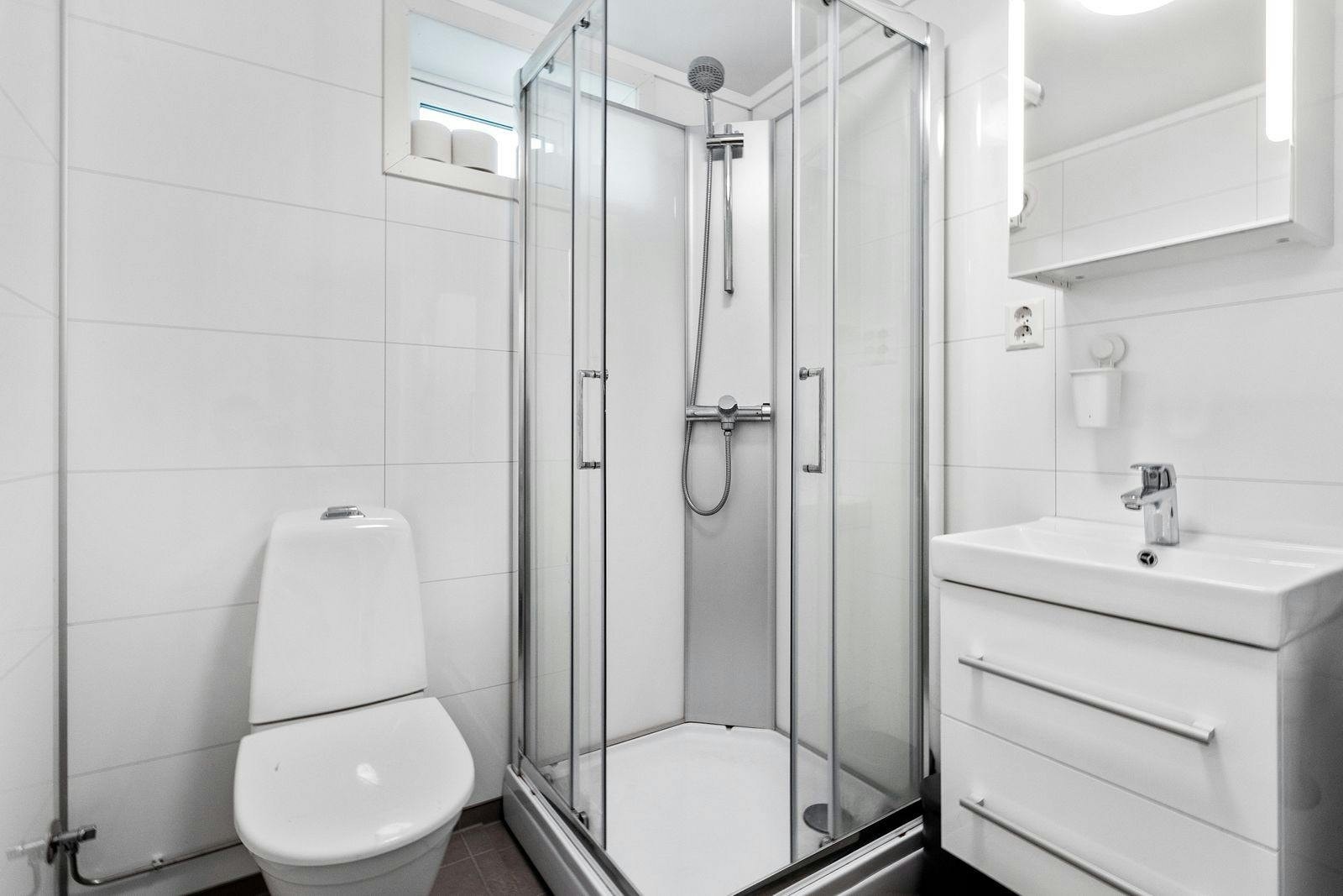 Flott bad med dusjkabinett, wc og servant. Galleribilde