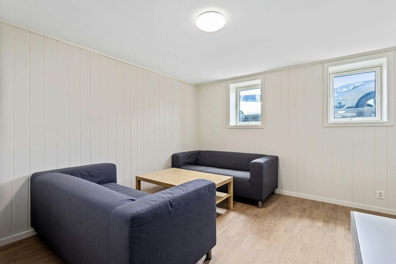 Lys og trivelig stue med sofagruppe og stuebord Galleribilde