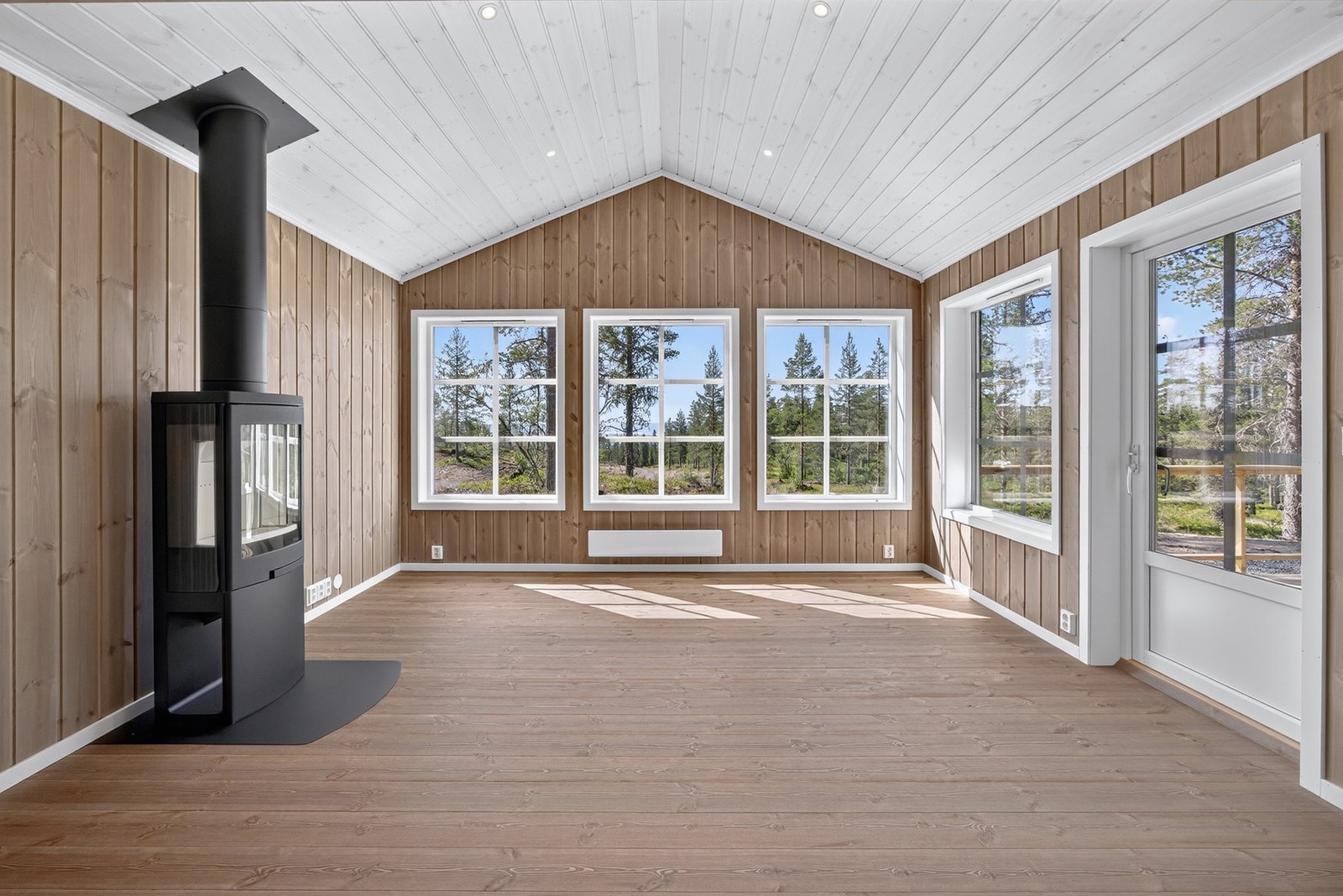 Hytta inneholder stue og kjøkken i åpen løsning med deilig peis plassert i midten, tre soverom, et romslig bad samt et separat WC-rom. Galleribilde