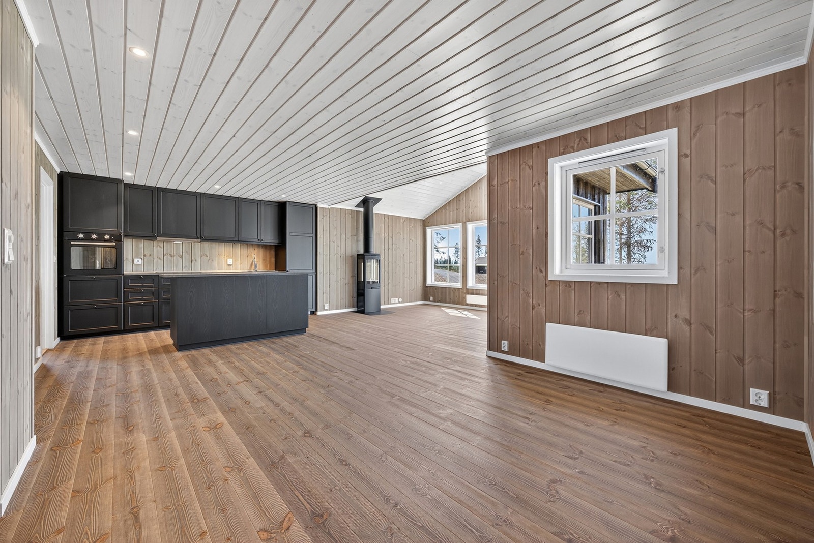 Utenfor kjøkkenet er det god plass til spisebord. Galleribilde