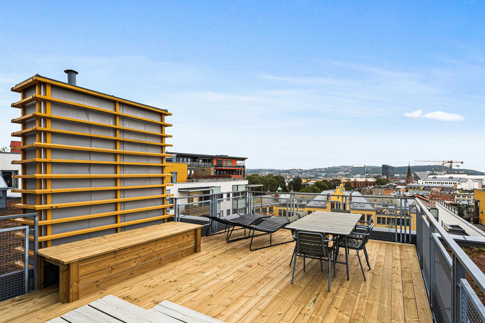 Felles takterrasse med fantastisk utsikt over byen er et flott supplement til balkongen og gir en ekstra sosial og åpen møteplass i bygget. Galleribilde