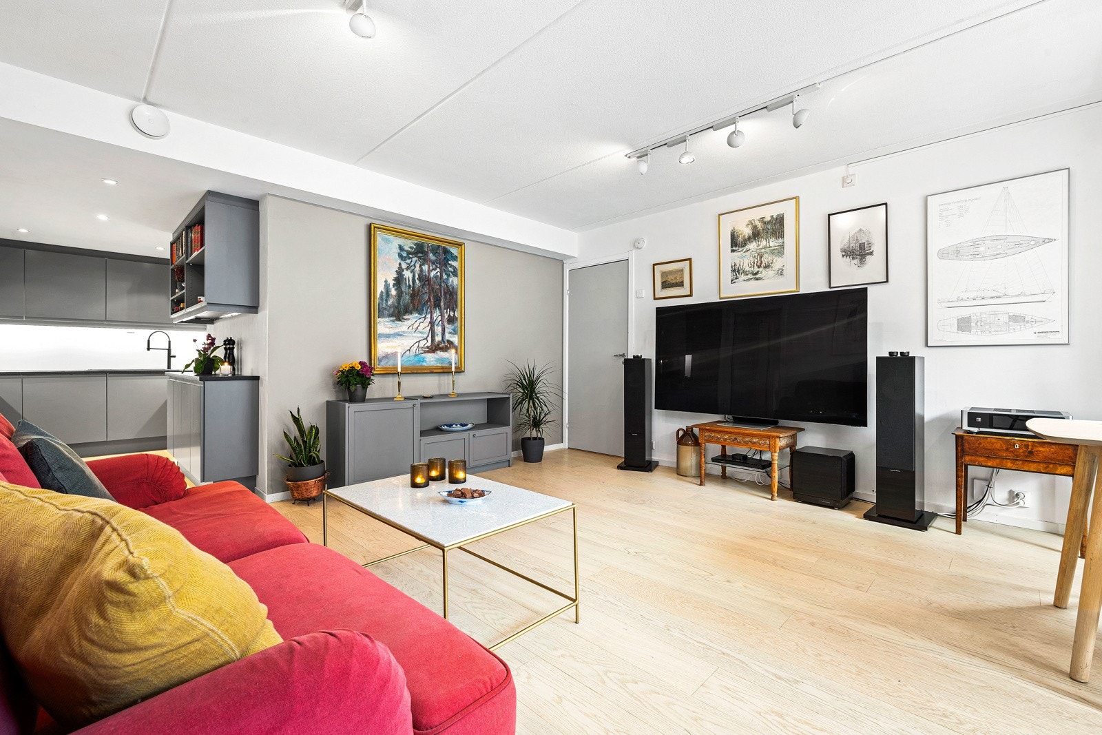 Rommet har god plass til både sofagruppe, TV-møblement og spisebord Galleribilde