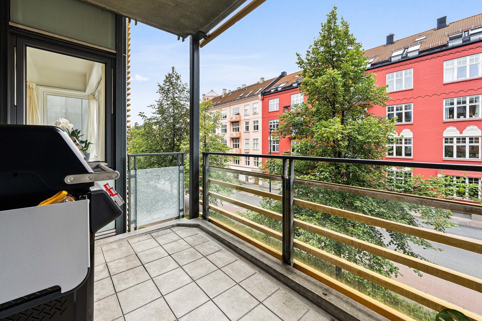 Eiendommen ligger i et rolig og svært attraktivt boligområde på St. Hanshaugen. Galleribilde