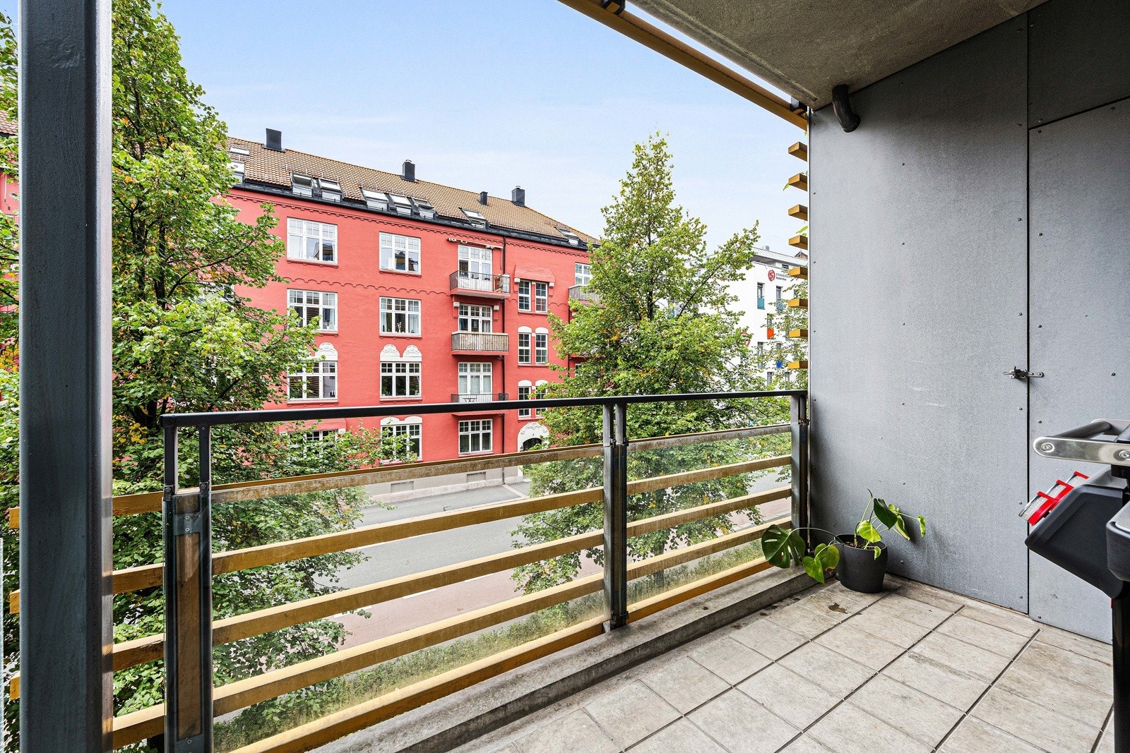 Fra stuen er det utgang til nordvendt balkong som fungerer som en forlengelse av oppholdsrommet i sommerhalvåret Galleribilde