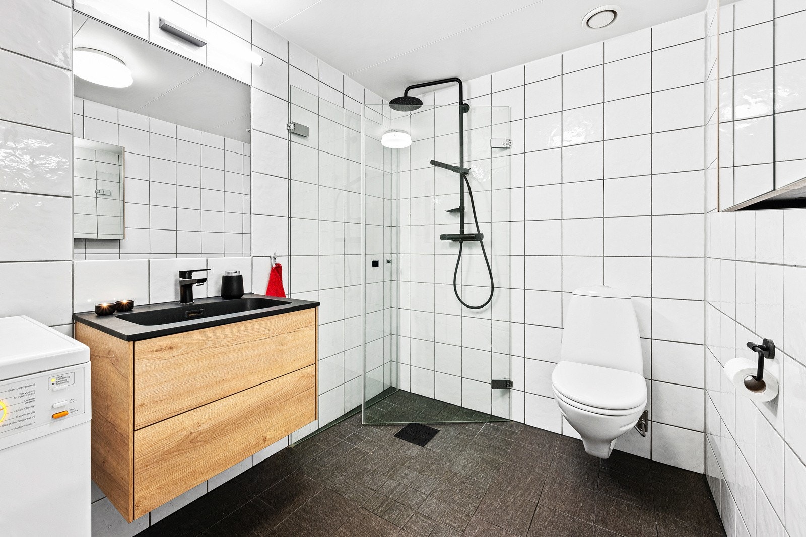 Pent og helfliset bad med moderne innredning. Galleribilde