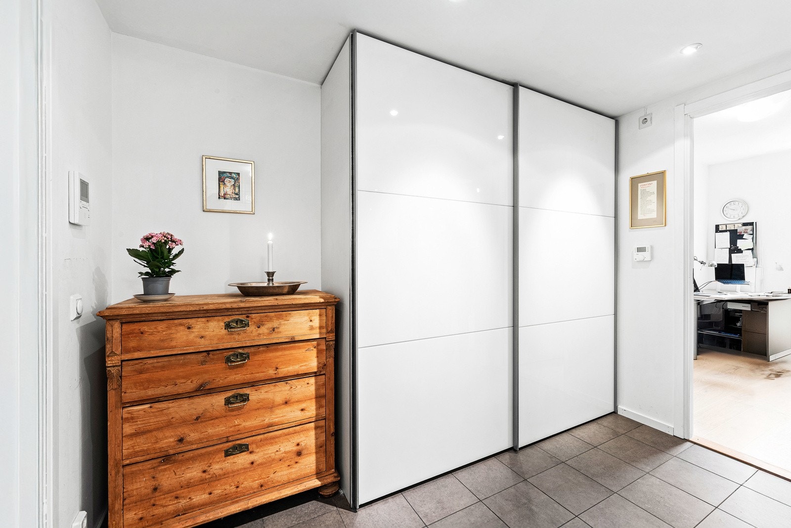 Leiligheten ønskes velkommen av en lys og funksjonell entré med skyvedørsgarderobe. Galleribilde