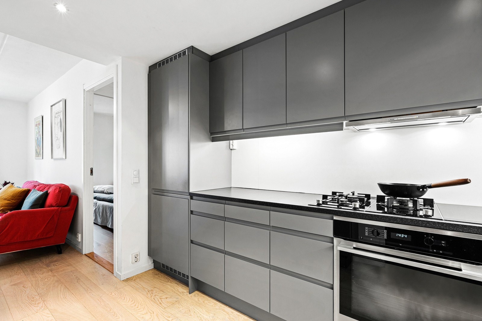 Moderne, takhøy innredning med foliert skrog med slette fronter og laminert benkeplate. Galleribilde