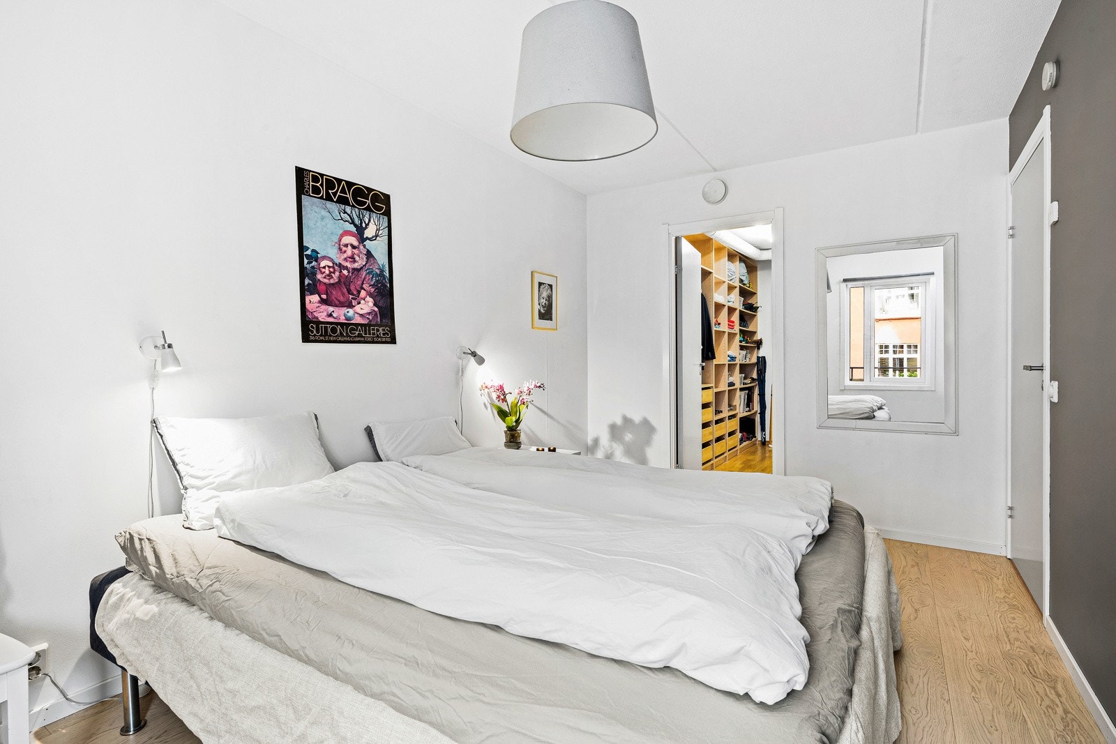 En stor bonus er den interne boden, som er innredet som et walk-in closet - perfekt for deg som ønsker oversikt og ekstra lagringsplass. Galleribilde