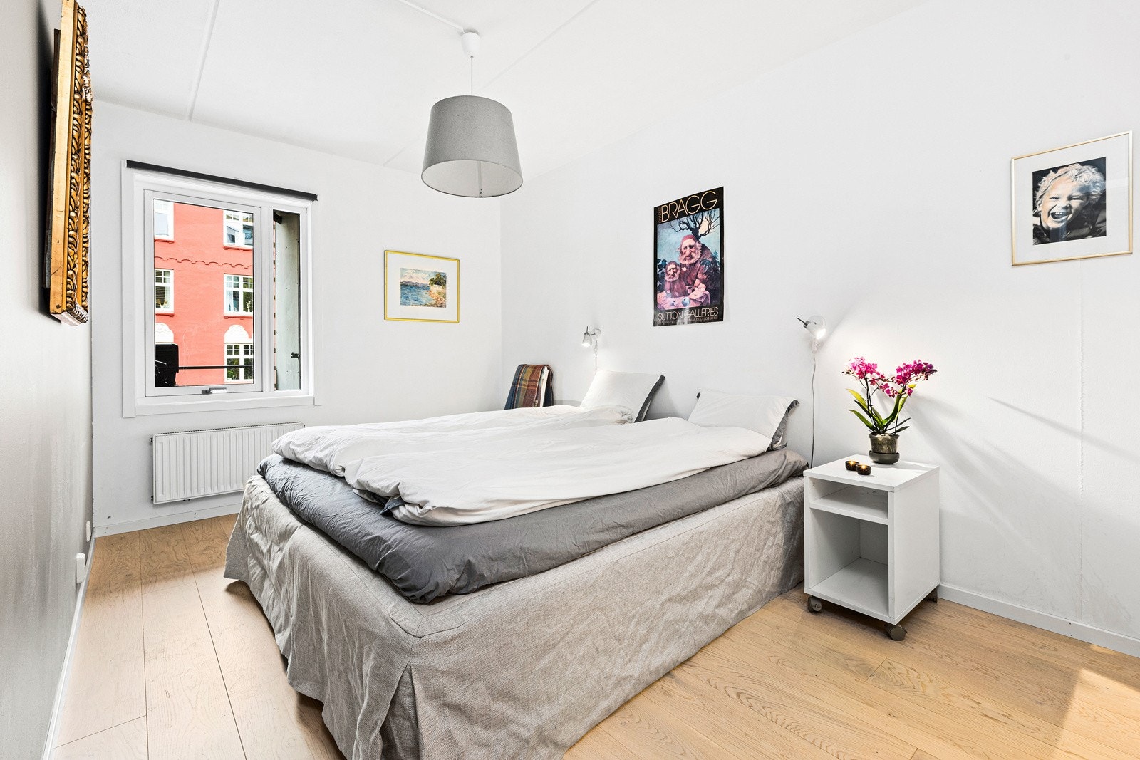 Det er 2 fine soverom i leiligheten. Hovedsoverommet er av god størrelse med plass til dobbeltseng, nattbord og kommode. Galleribilde
